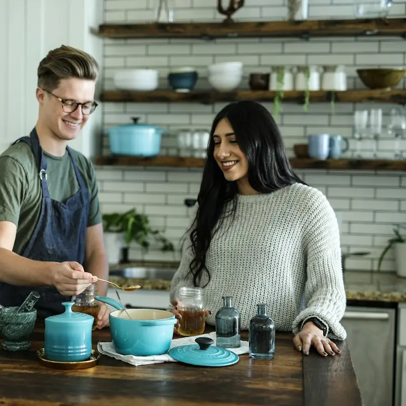 Dos personas cocinando juntas en casa