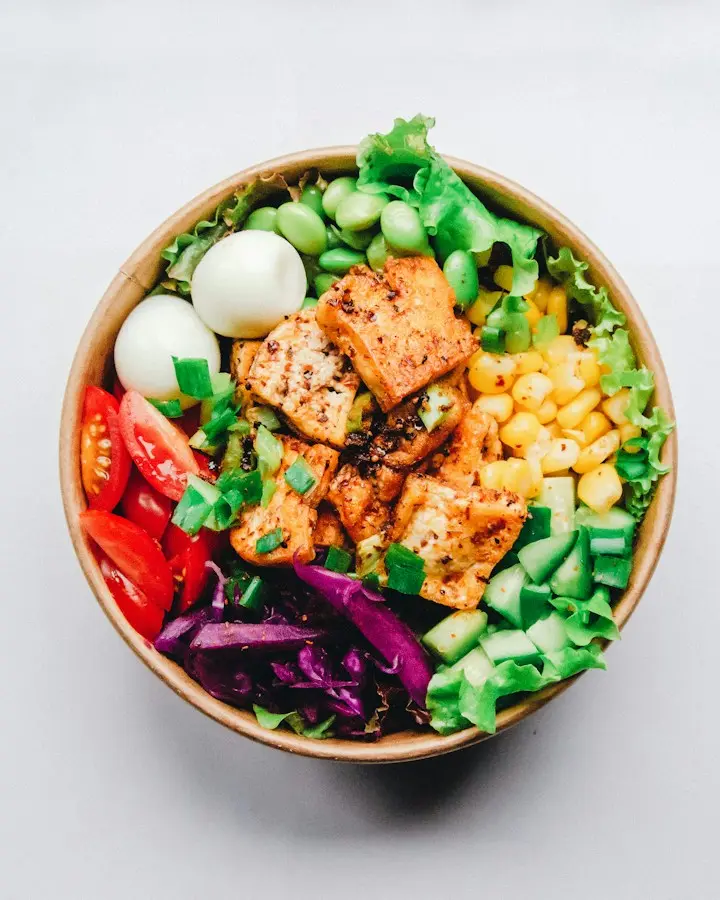 Bol de salmón con verduras