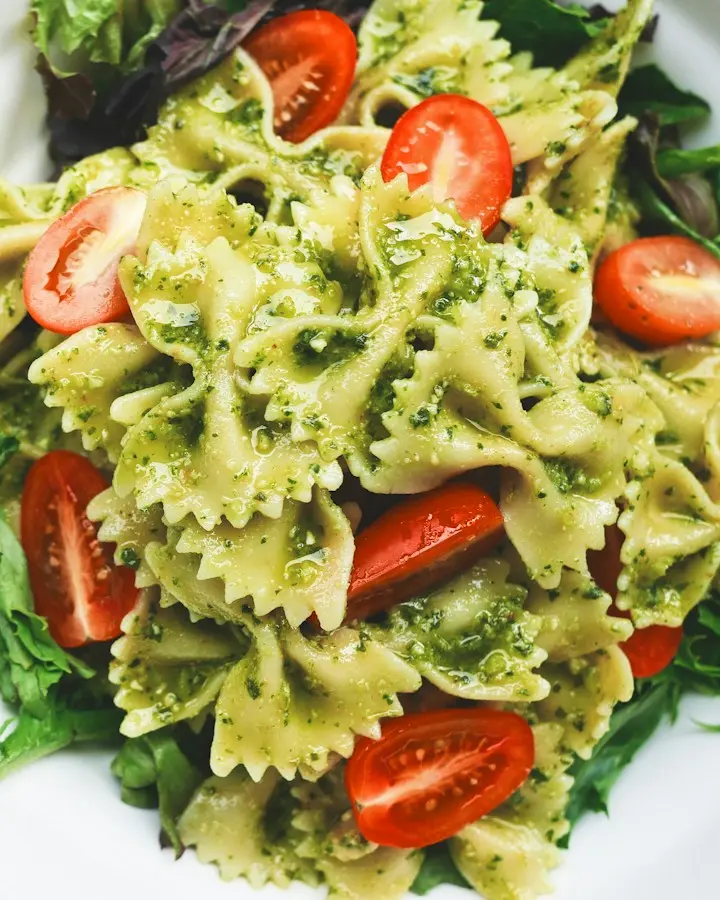 Ensalada de pasta con tomates cherry