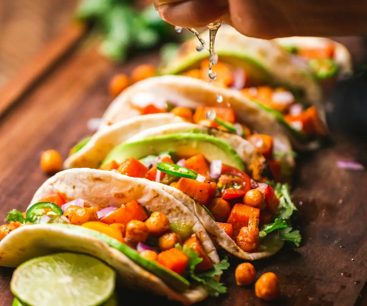 Tacos con lima recién exprimida