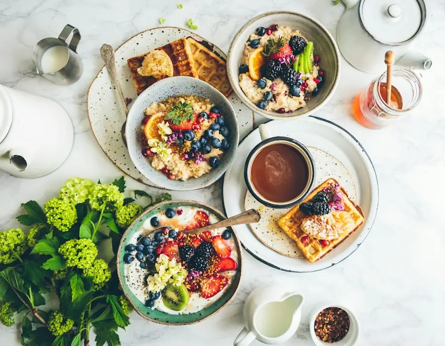 Desayuno variado servido en la mesa